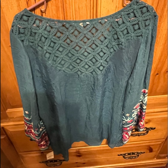 Women’s Valerie Stevens casual top with lace type design on shoulders and neck - Picture 3 of 4